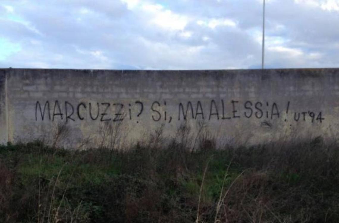 Sfottò all'ex assessore, spuntano i murales