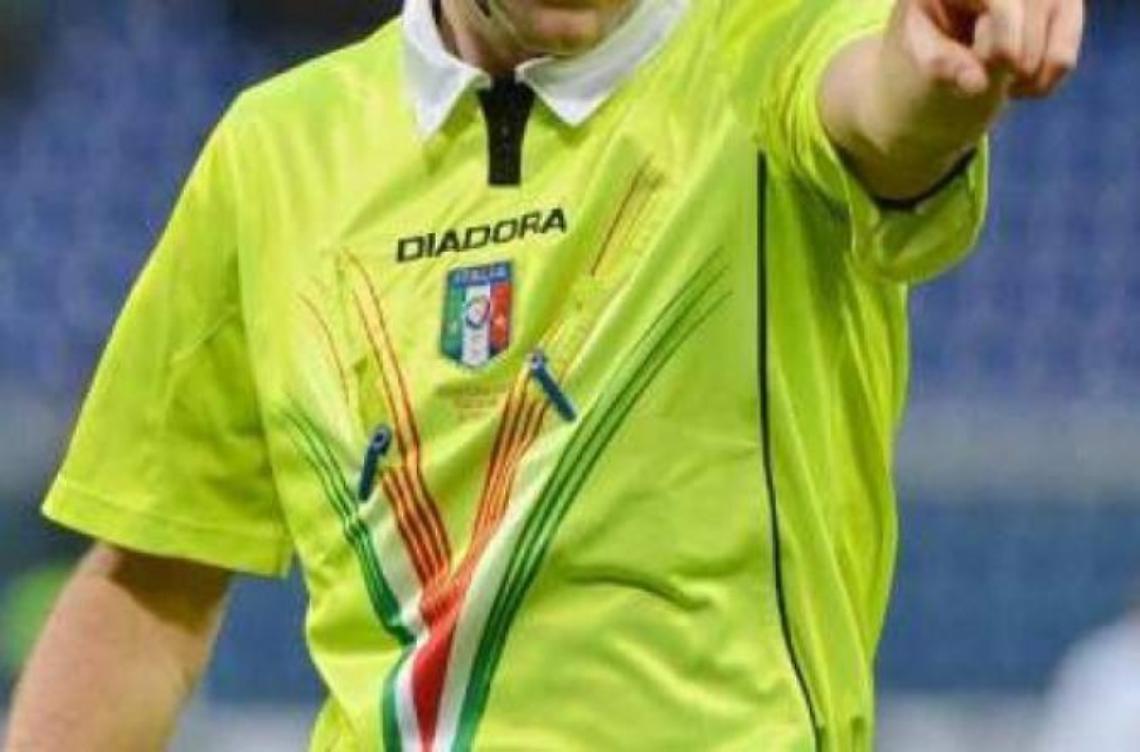 Arbitro minacciato e poi scortato: gara sospesa
