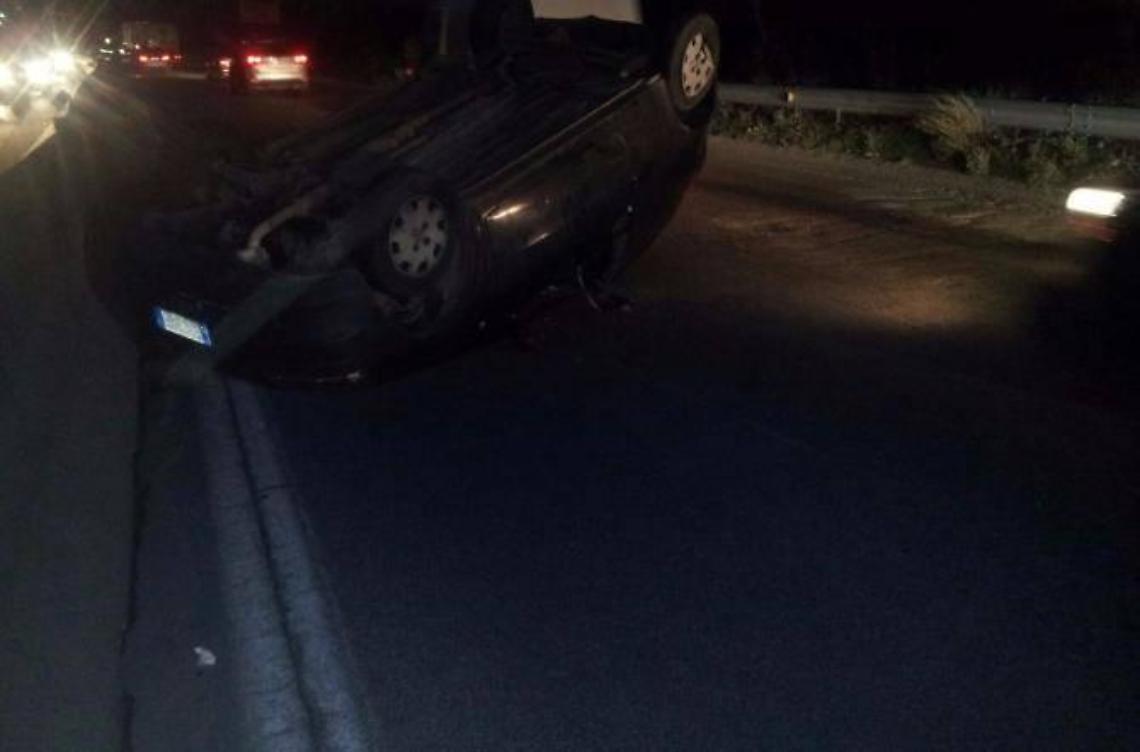 Incidente sulla Pontina, camion tampona una Punto che si ribalta. Feriti i conducenti