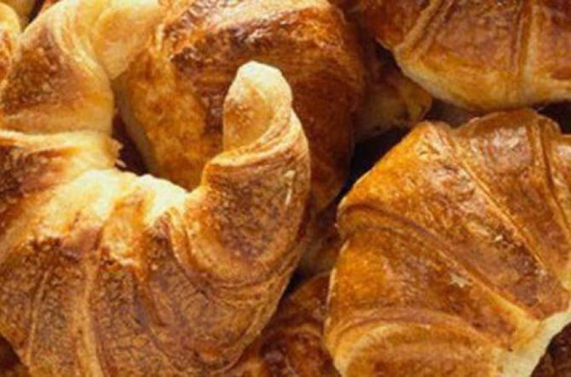 Ladri affamati: rubano la fornitura dei cornetti del bar