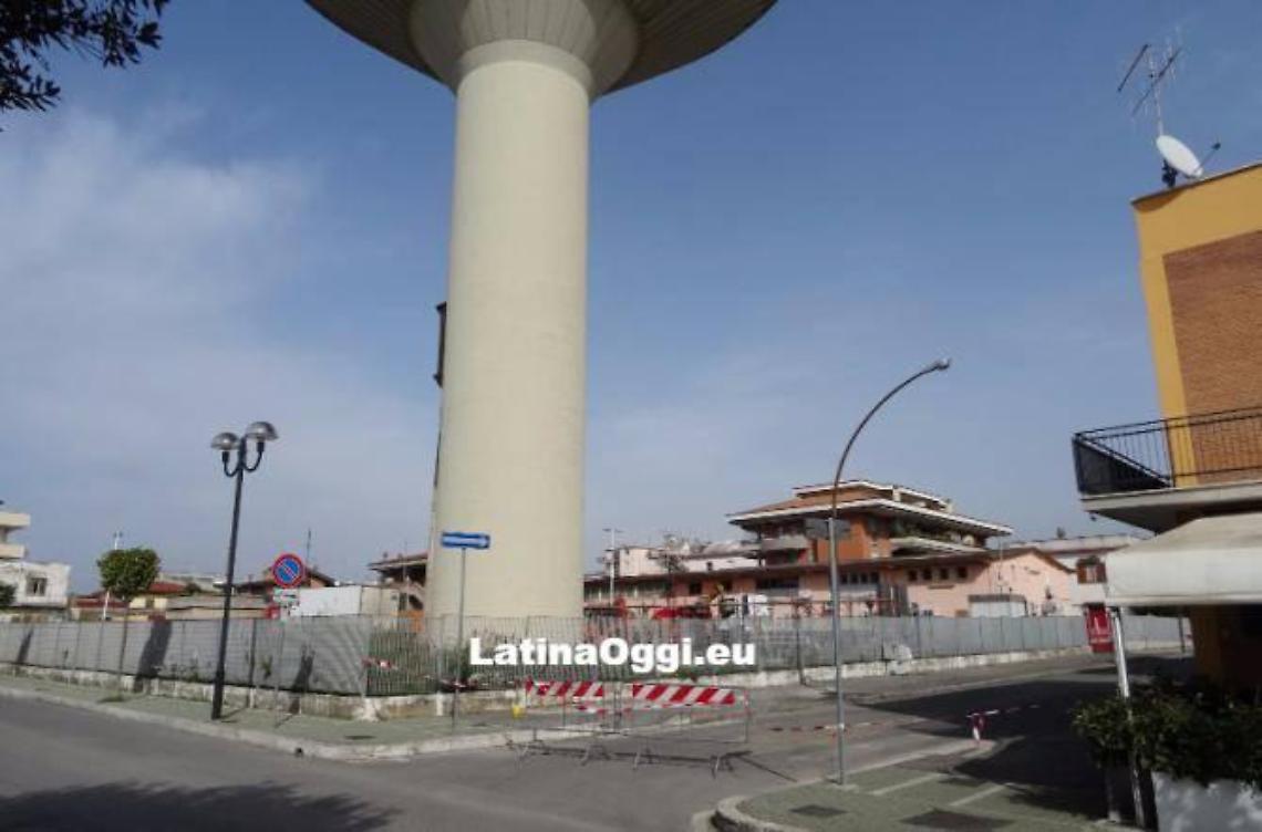 Crolla l'intonaco del «fungo»