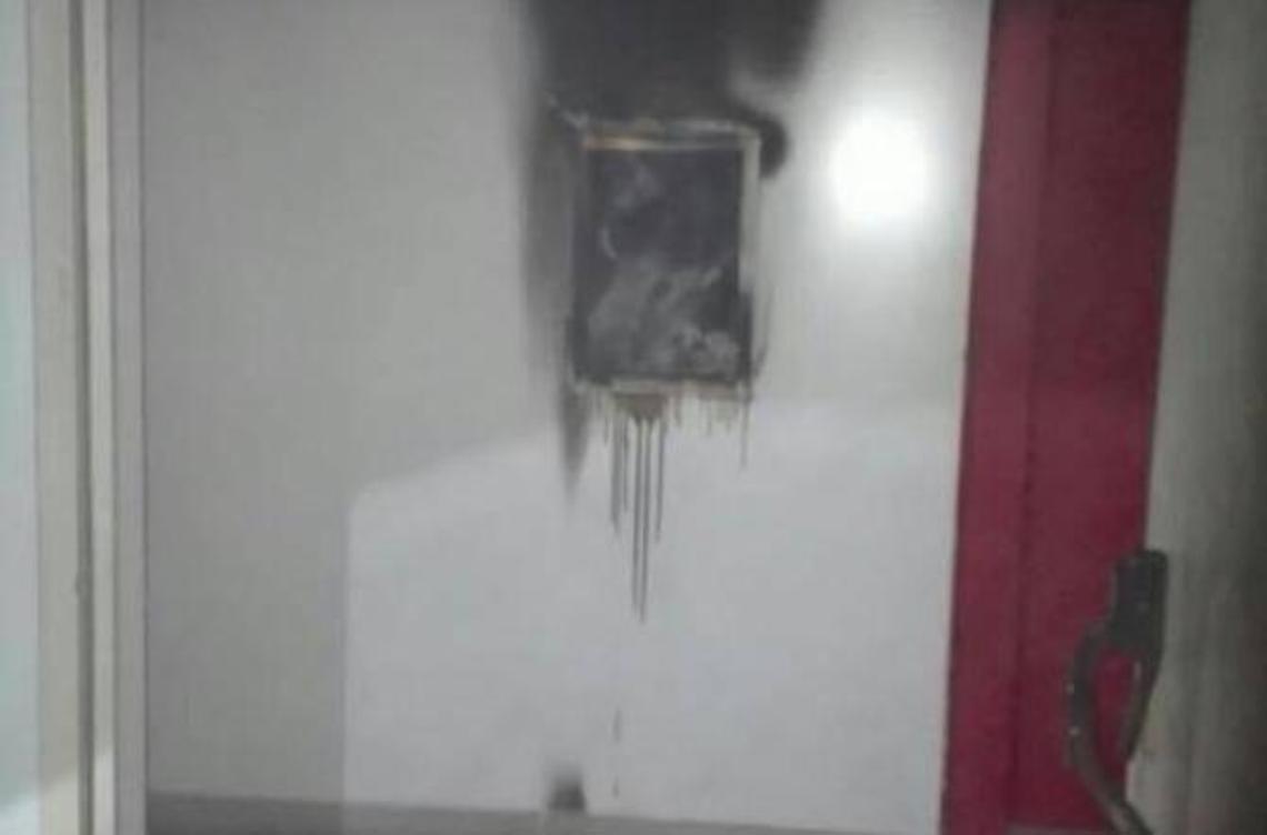 A fuoco la cassetta antincendio in un palazzo, trovato tracce di liquido infiammabile