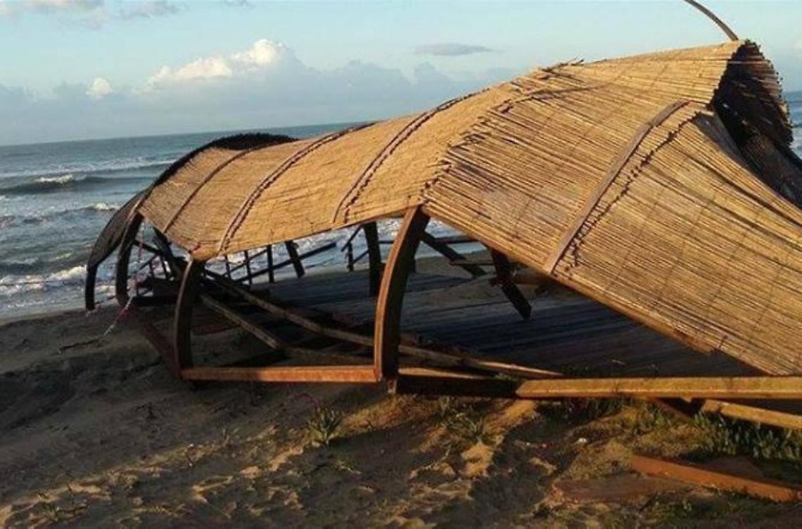 Marina in abbandono. Viene giù la copertura dell'accesso al mare che era da tempo pericolante