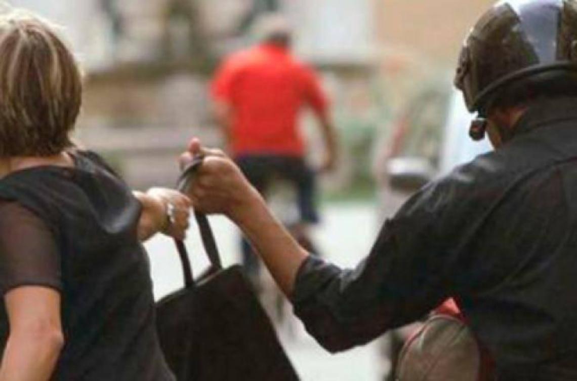 In due con il motorino per gli scippi. E' partita la caccia 