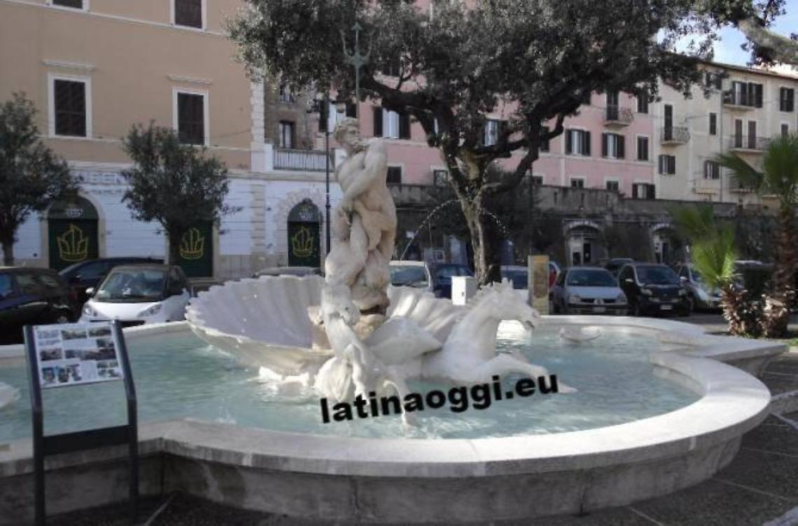 Tolte le recinzioni attorno alla Fontana