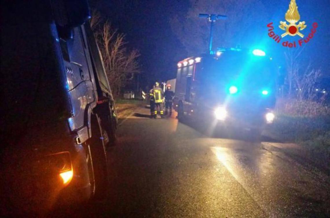 Incidente in via San Francesco. Un tir si getta nel fossato per evitare la tragedia