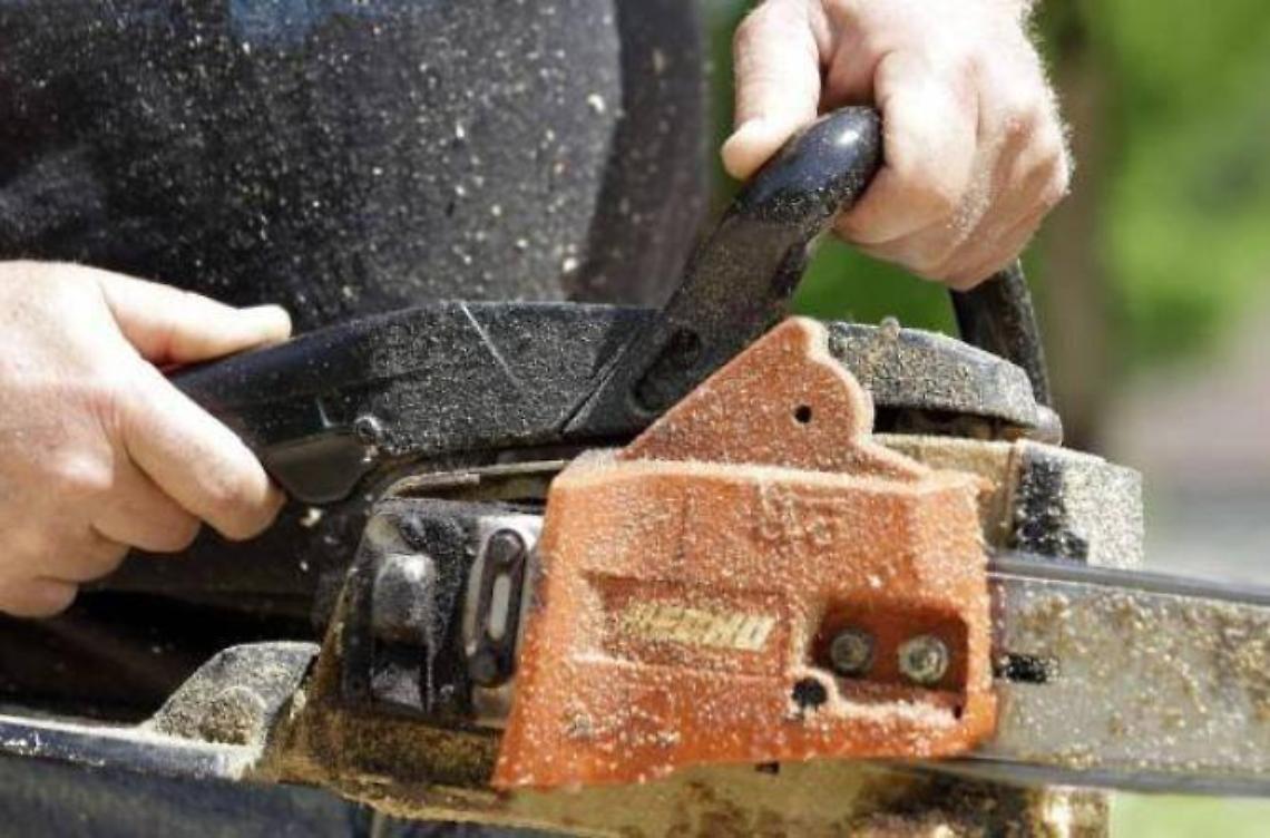 Si taglia un braccio con la motosega, gravissimo un uomo