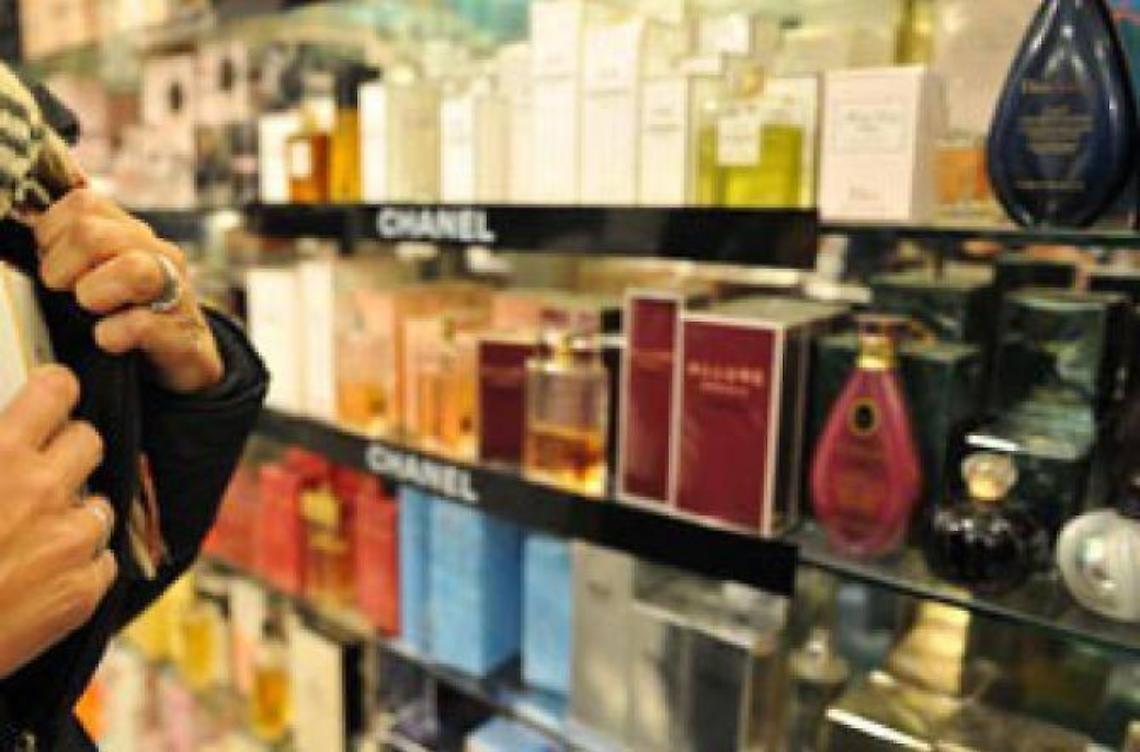 Ruba profumi per 1500 euro da Sephora, arrestata