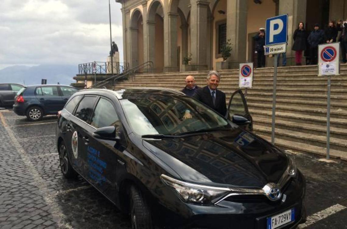 Un'auto ibrida per il Comune