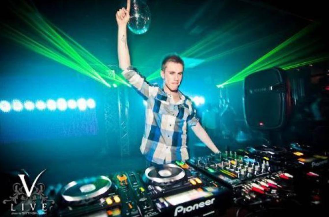 Al Twnenty Four uno dop dj internazionali suona in ologramma