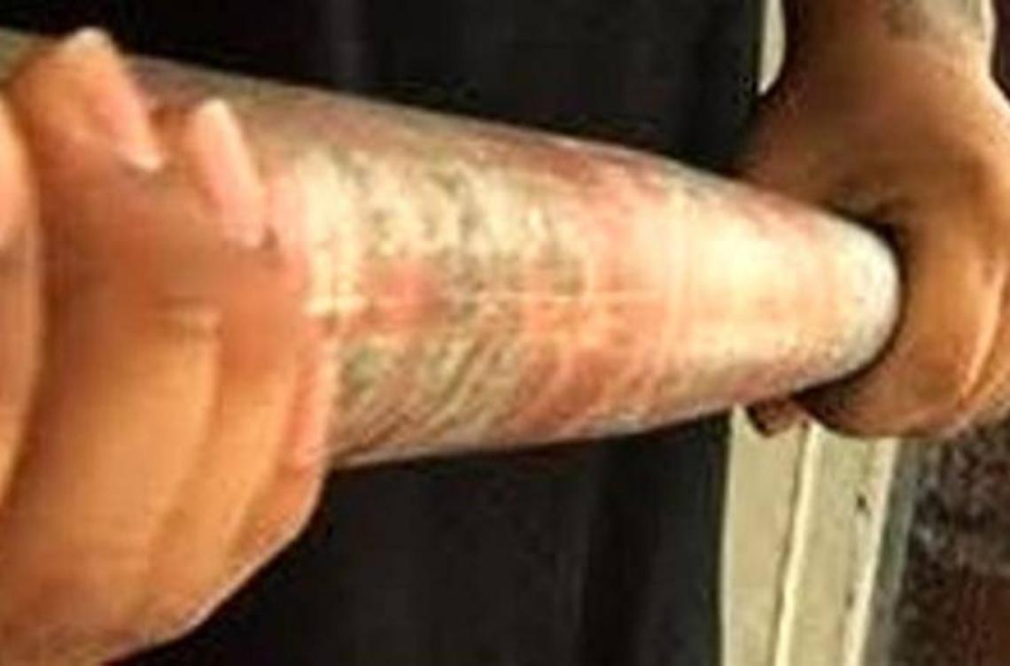 Aggredisce i vicini di casa con una spranga di ferro, arrestato