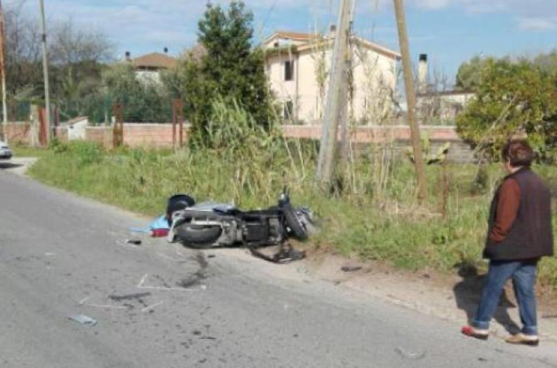 Scooter contro camion, la vittima è un 45enne di Aprilia