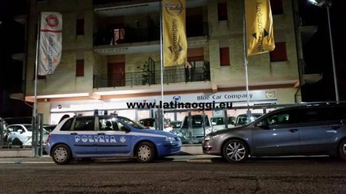 Accoltellato in casa, sono ore di indagini serrate