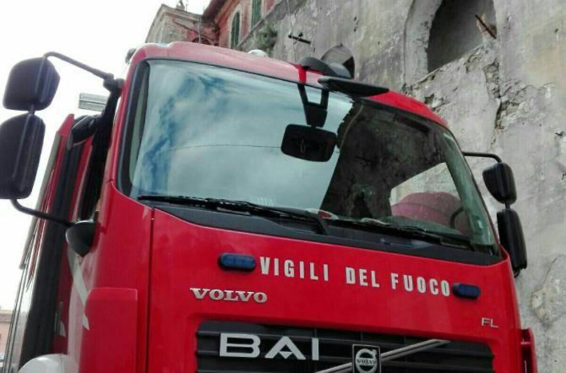 Un uomo minaccia di buttarsi da un palazzo, salvato dalla squadra volante