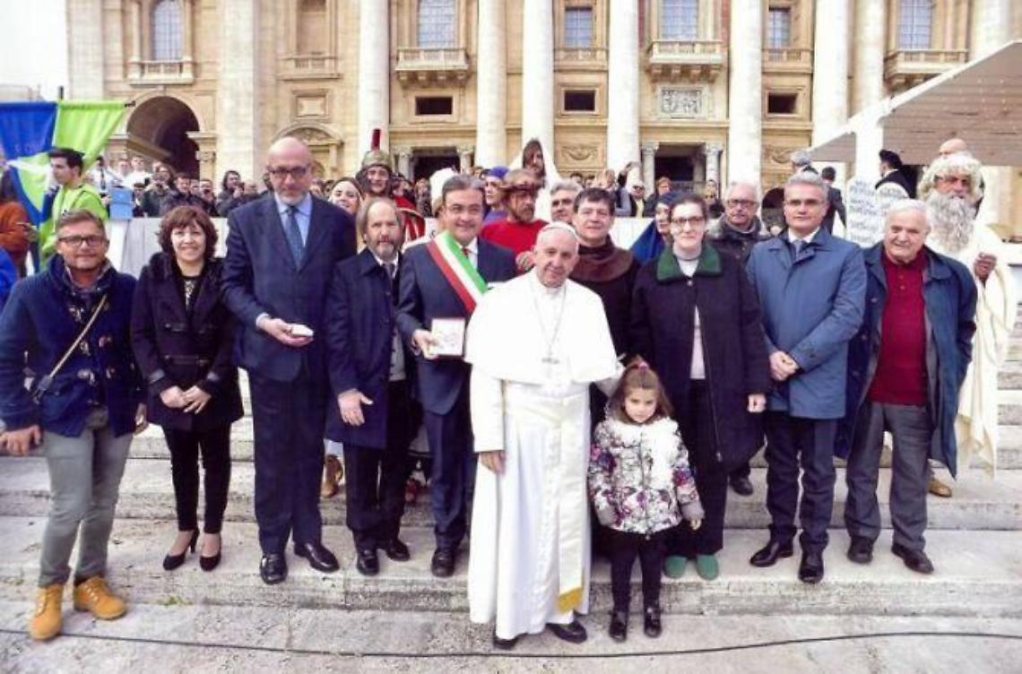 Il Papa abbraccia i setini: l'udienza a San Pietro