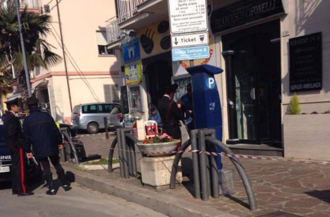 Intimidazioni con la pistola sulla serranda di un negozio