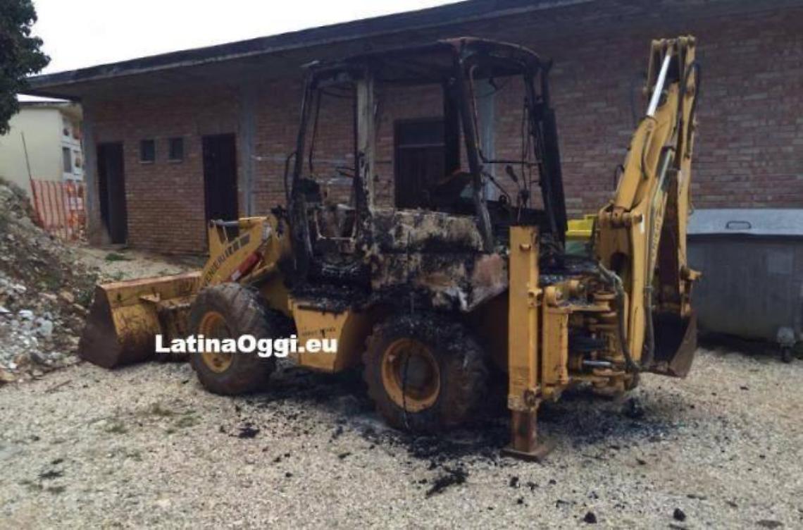 Escavatore incendiato nel cimitero, ora si indaga
