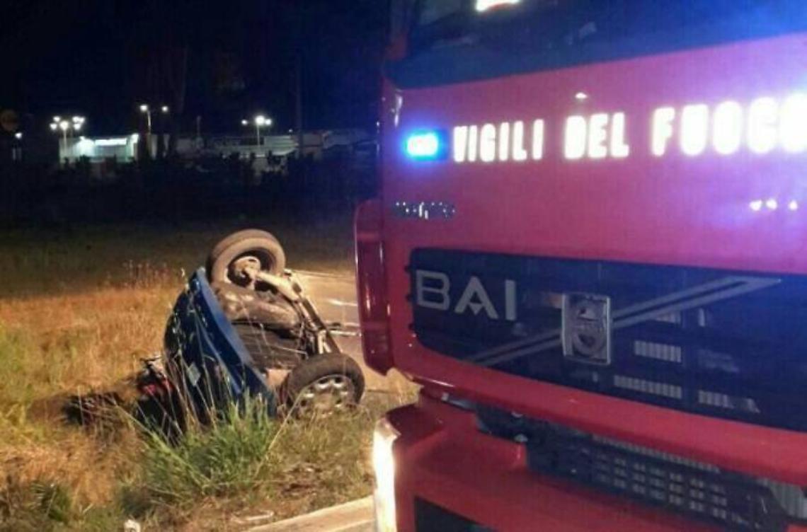 Auto contro minicar. Due feriti