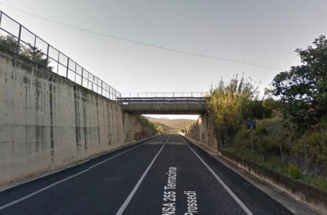 Lanciavano sassi dal cavalcavia contro le auto, denunciati due minorenni