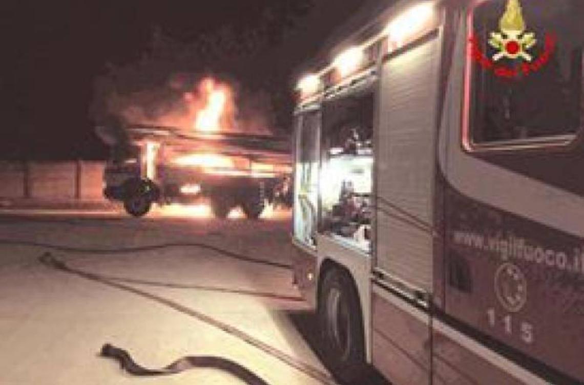 Incendio in un'azienda di calcestruzzo, distrutta dalle fiamme una betoniera