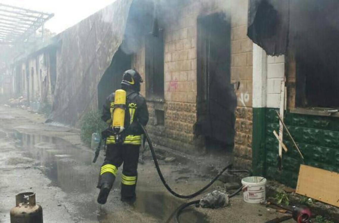 Fiamme alla ex Pozzi Ginori, paura per alcune bombole di Gpl