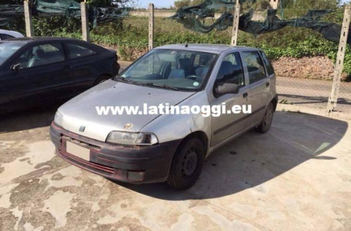 Fugge all'alt e poi abbandona la macchina scappando nei campi. Oggi si è costituito