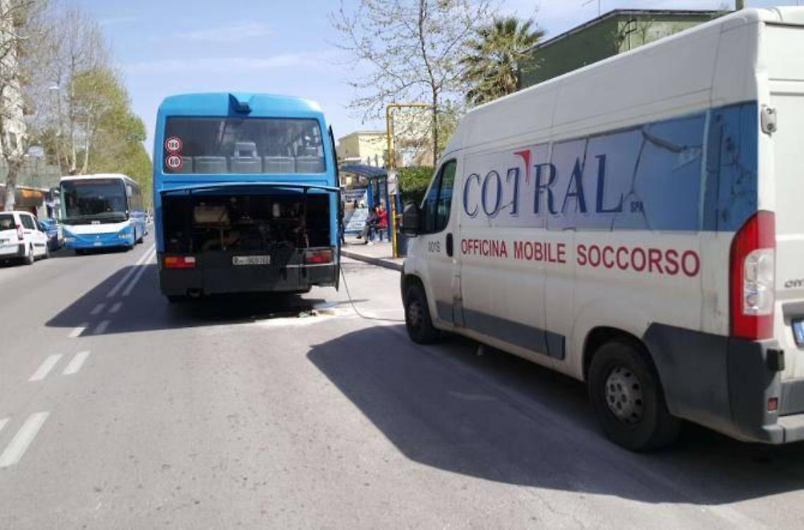 I bus del Cotral perdono i pezzi per strada