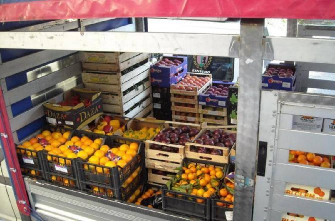 Vendeva frutta irregolarmente, denunciato