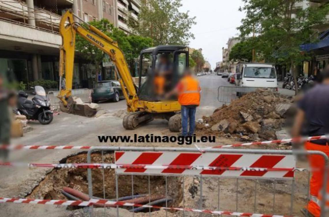 Voragine nell'asfalto troppo pericolosa. Strada chiusa ed escavatore in azione