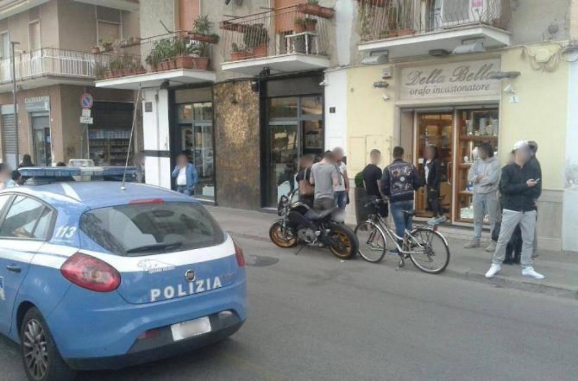Rapina con la pistola in gioielleria, bottino ingente
