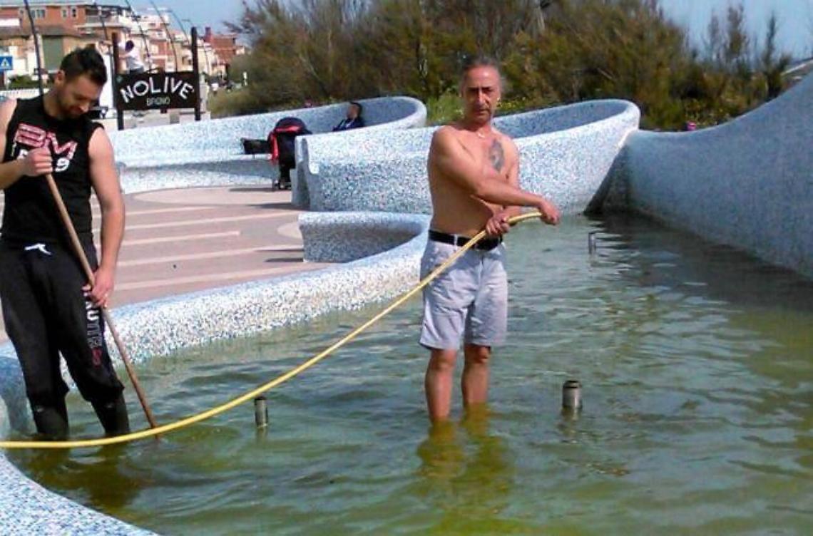 La nuova fontana al mare stava marcendo. Due commercianti la "adottano"