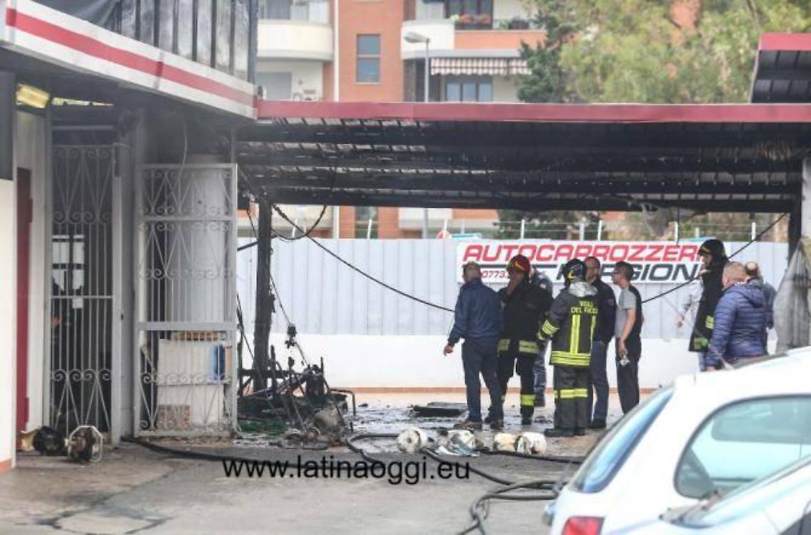 Incendio in una carrozzeria su viale Kennedy