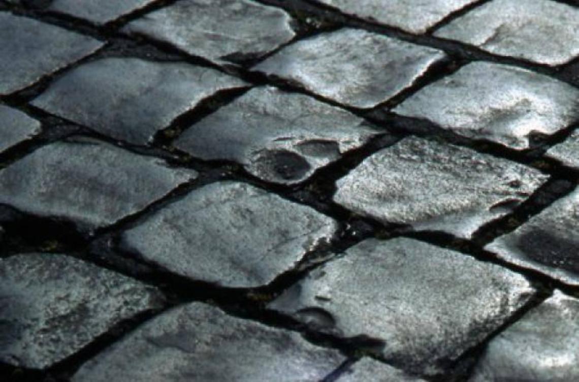 Saltano i sampietrini posizionati coi fondi Plus