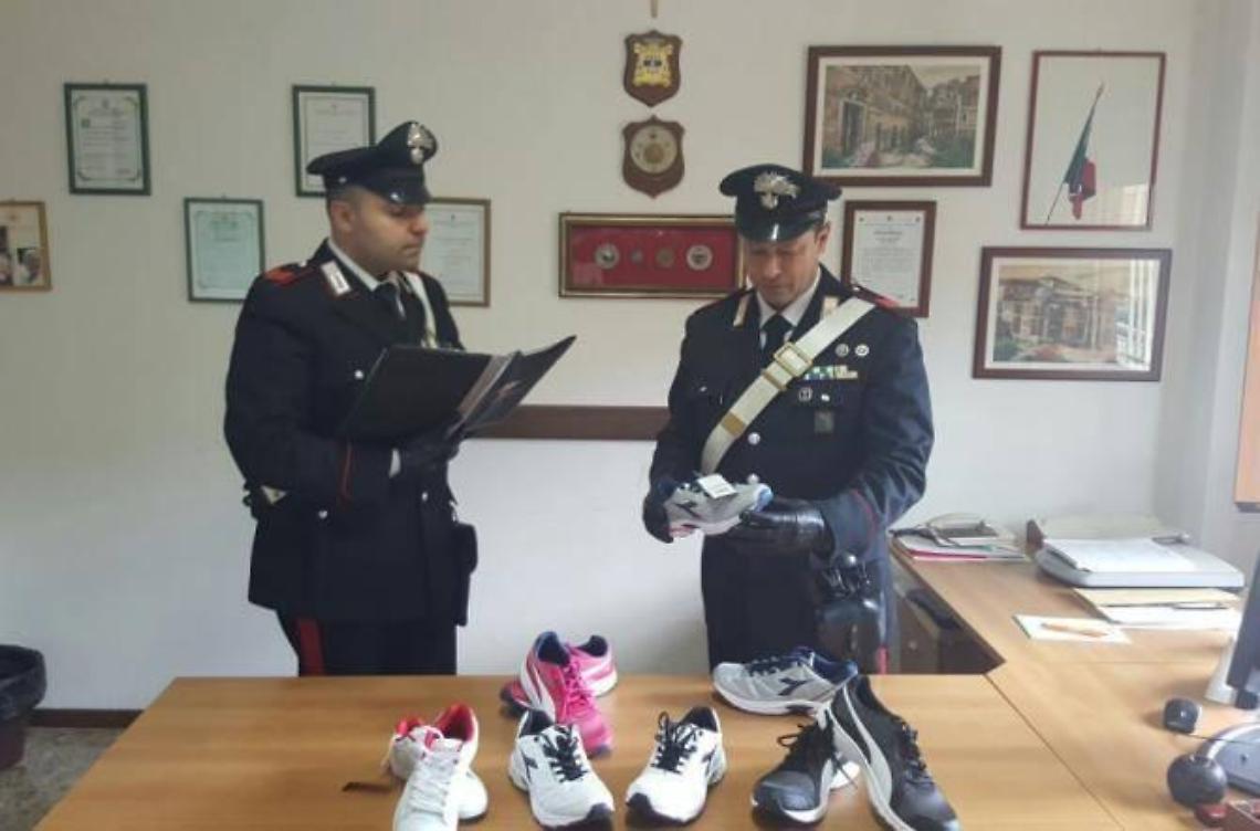 Rubano cinque paia di scarpe all'Eurospin, arrestati in due