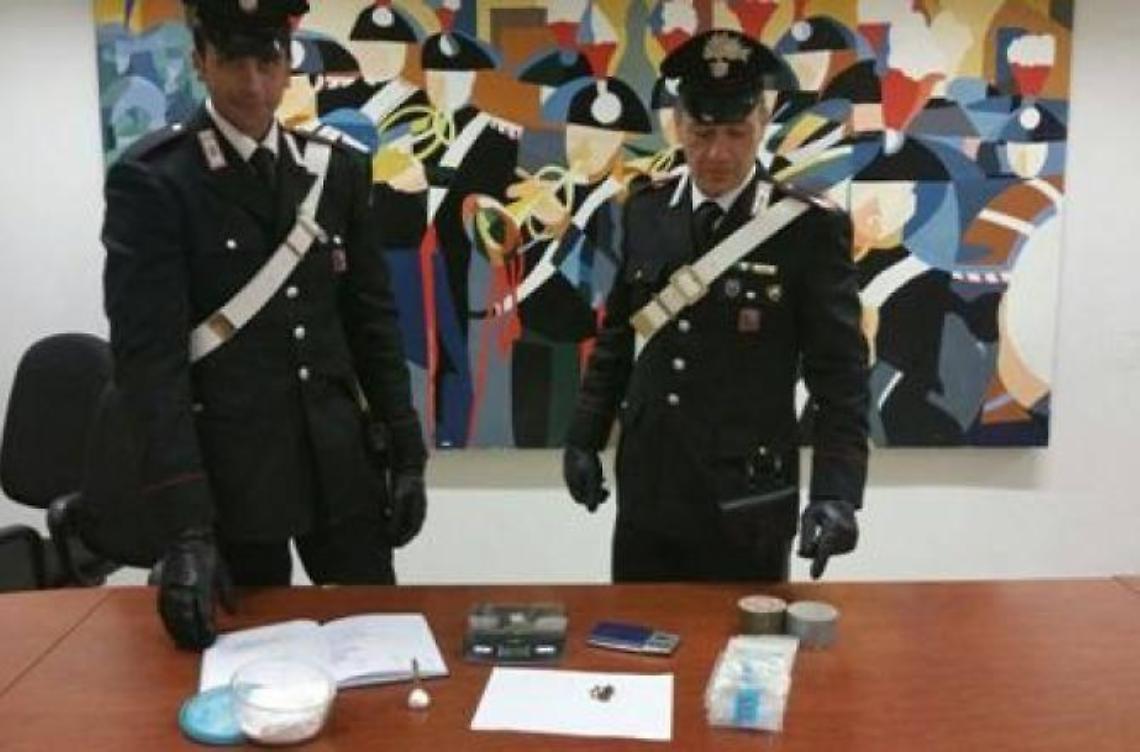 Sorpreso con hashish e cocaina in casa, i carabinieri arrestano un 34enne