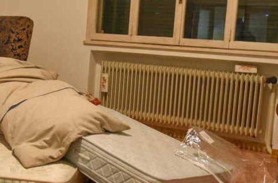 Gli assegnano una casa popolare ma la trova occupata, scoppia una lite