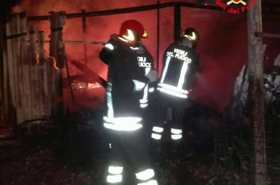 Incendio nella notte a Molella, a fuoco un deposito per attrezzi
