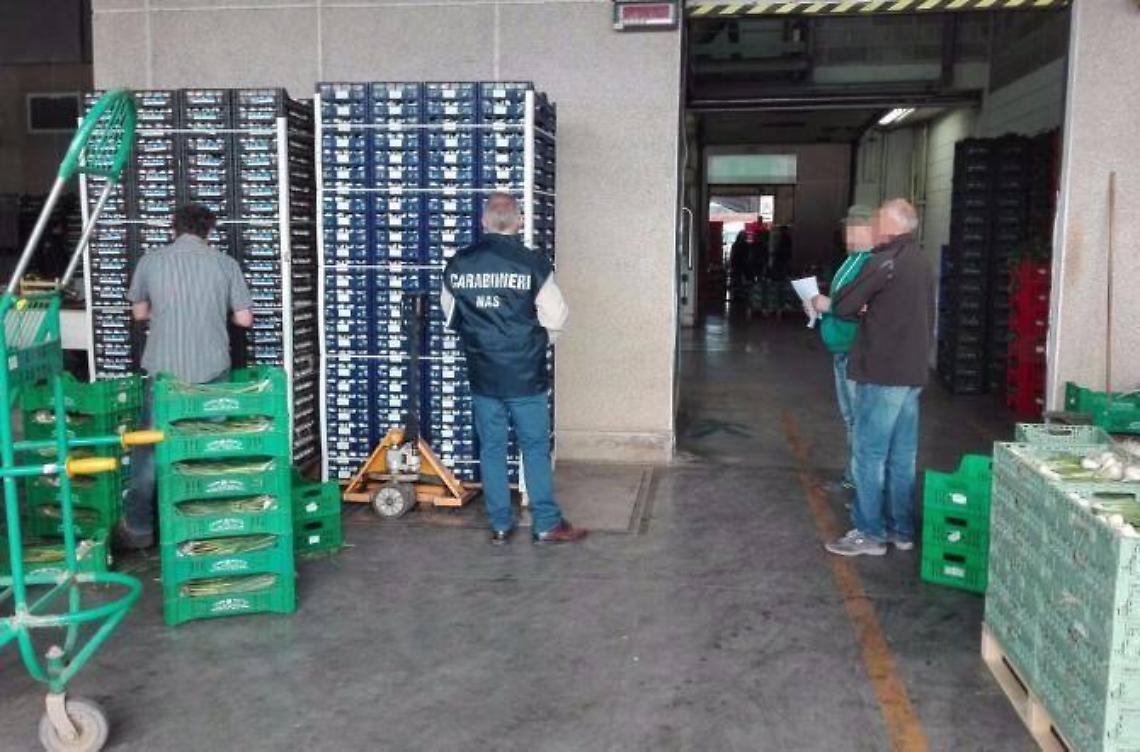 Nas al Mof di Fondi, 30mila euro di multe e scattano anche le analisi per i fitofarmaci