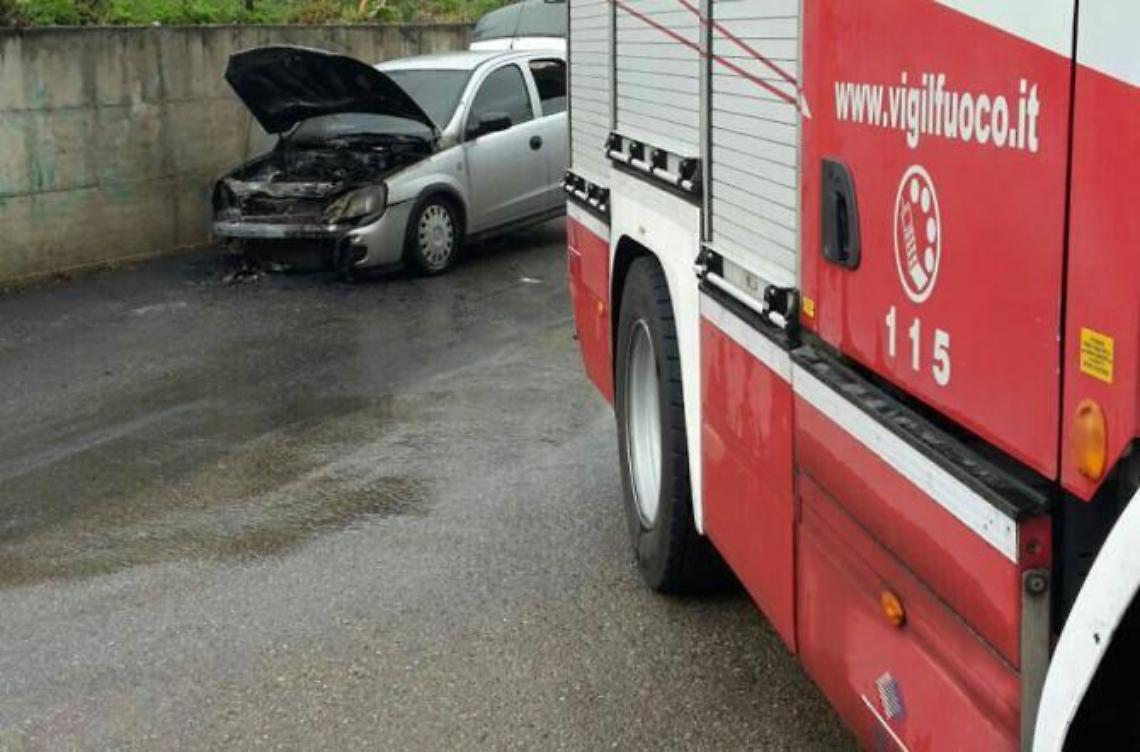 A fuoco  una Opel Corsa in via EmiliaI vigili non battono la pista dolosa