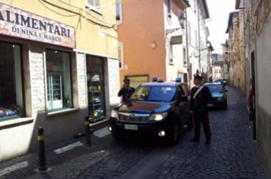 Entra in un negozio di generi alimentari e ruba quasi mille euro, denunciato
