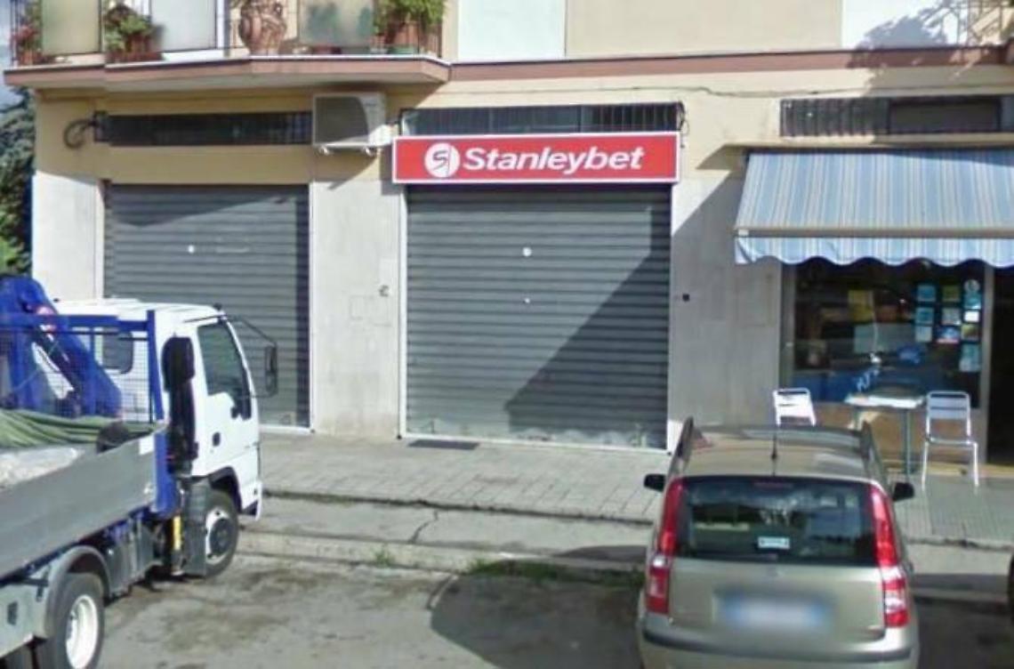 Scattano i sigilli alla sala scommesse