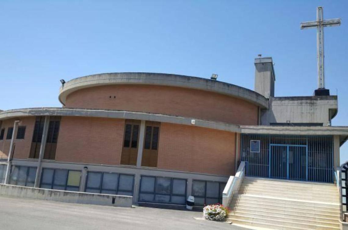 Ladri in chiesa, rubano le offerte e gettano le ostie in terra
