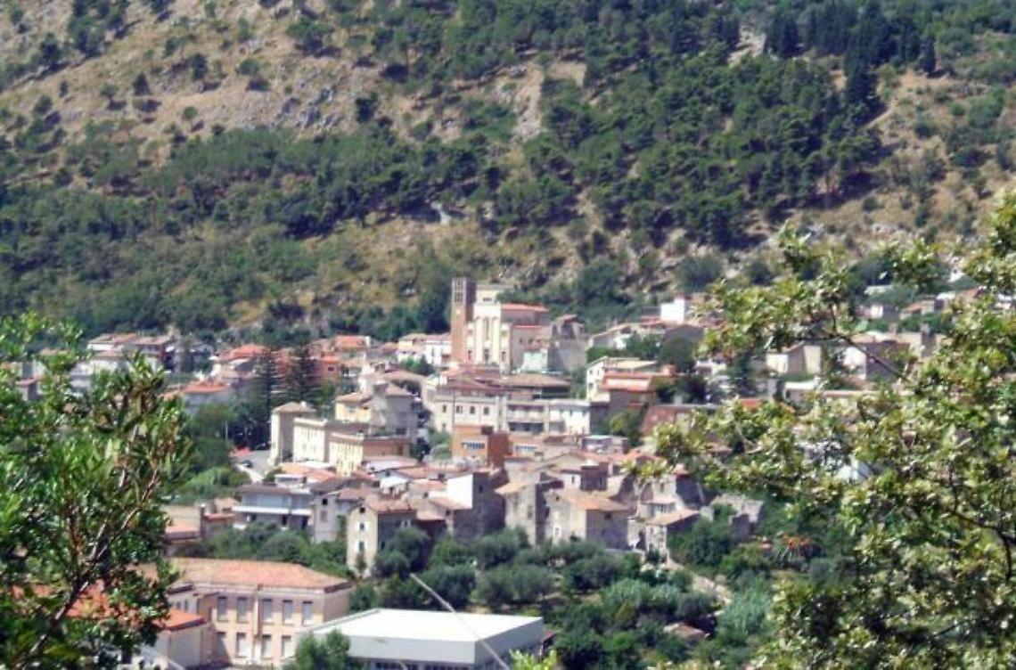 Petardi contro il centro di accoglienza, l'ombra del razzismo
