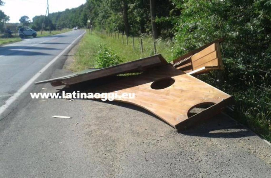 Distruggono una pensilina con il furgone e poi scappano