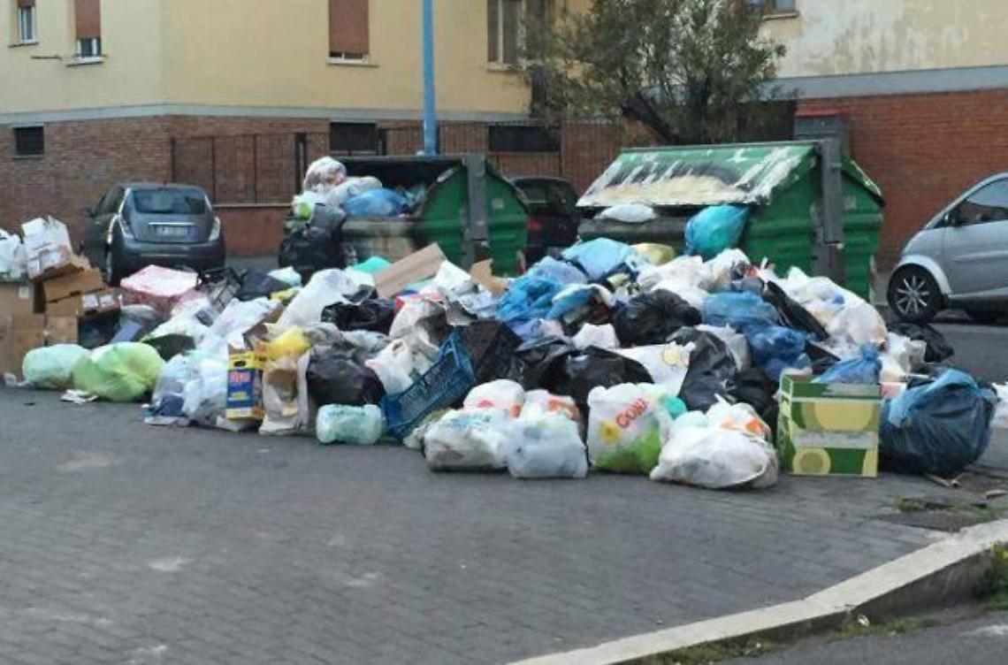 Cumuli di rifiuti in via Cicerone da ben cinque giorni