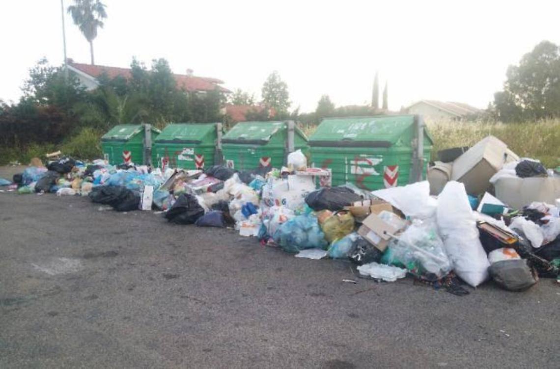 Cumuli di rifiuti anche in Q5, largo Giordano ridotto a una discarica