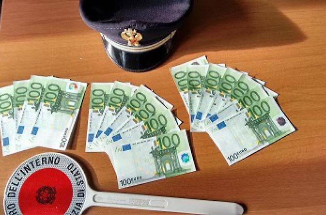 Fermato mentre spacciava banconote false insieme alla famiglia