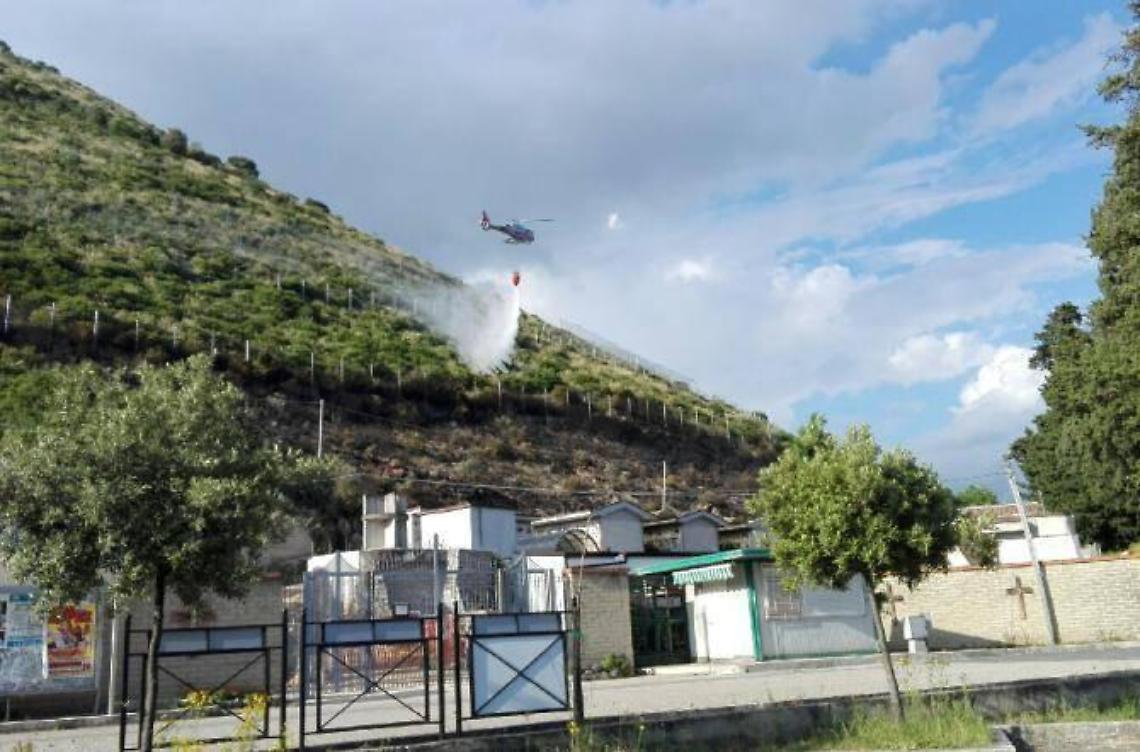 Iniziano gli incendi estivi, divampano le fiamme dietro il cimitero comunale