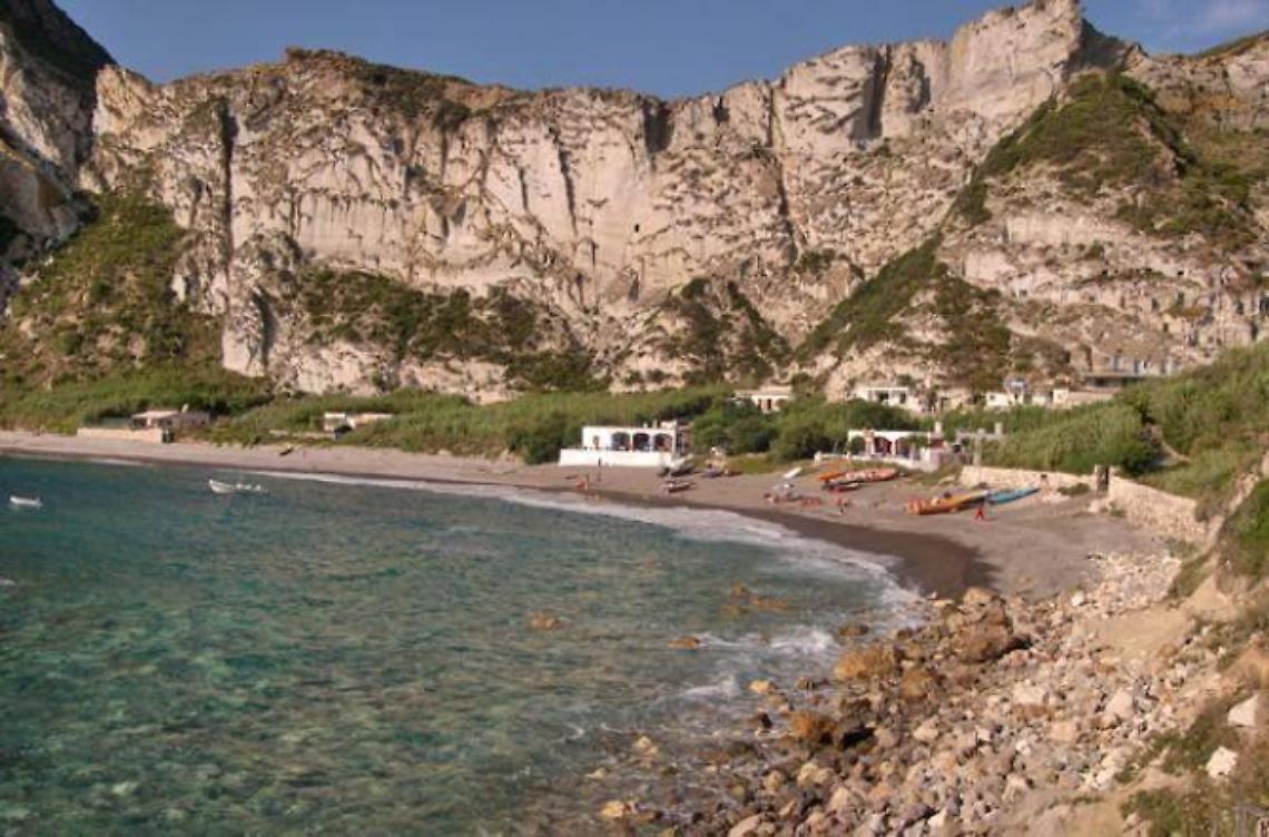 A Palmarola abusi da abbattere