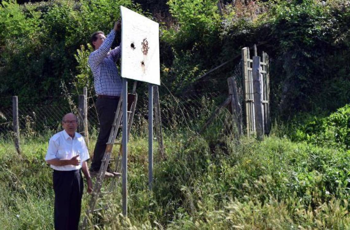 Cartello indecoroso consegnato al sindaco